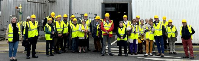 Le groupe au pied des cheminées